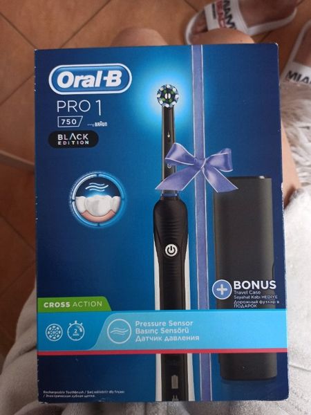 Электрическая зубная щетка Oral-B PRO 1 750 CrossAction черная Pro 750 black фото